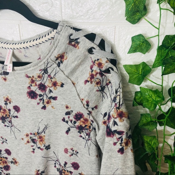 •🌼3/$30🌼Xhiliration Grey Floral Printed Crew Neck Sweater Size Medium - Picture 9 of 16